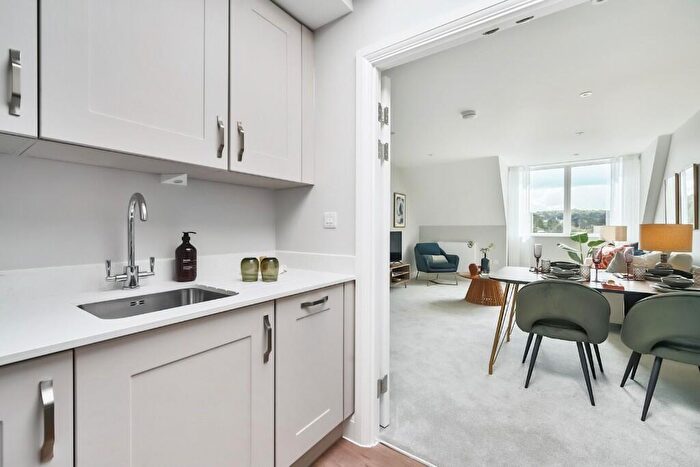 2 Bedroom Apartment To Rent In Wycombe Lane, HP10
