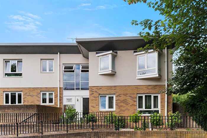 2 Bedroom Flat To Rent In New Wanstead, London, E11