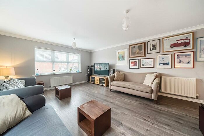 3 Bedroom End Of Terrace House For Sale In Forfield Drive, Beggarwood, RG22