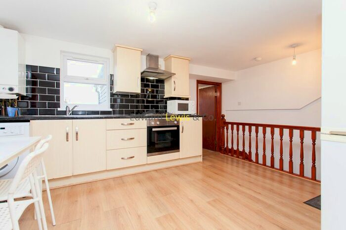 2 Bedroom Flat To Rent In Sunnyside Road, Leyton, E10
