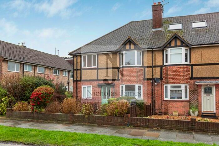 2 Bedroom Flat To Rent In West Close, Cockfosters, EN4