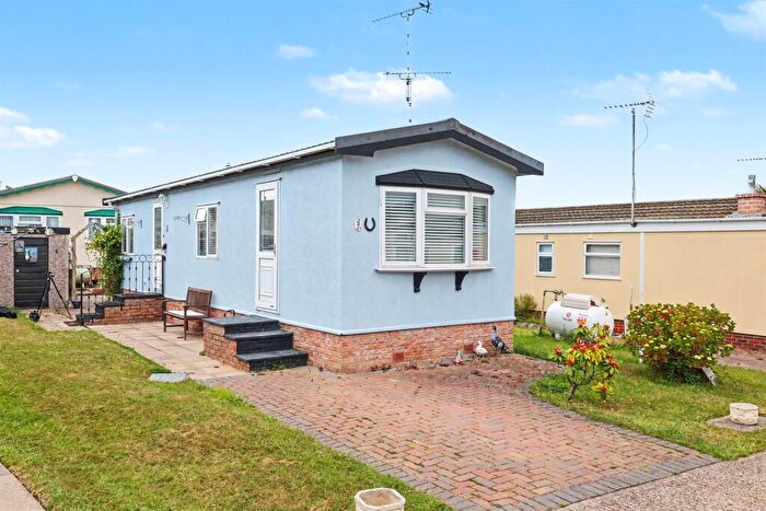 House For Sale In Pooles Lane, Hullbridge, SS5