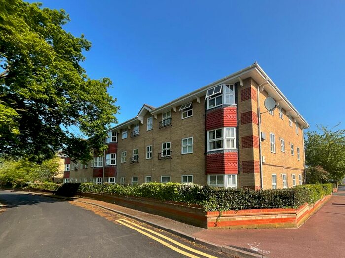 1 Bedroom Flat To Rent In Flat, The Rowans, Wayletts, Leigh-on-Sea, SS9