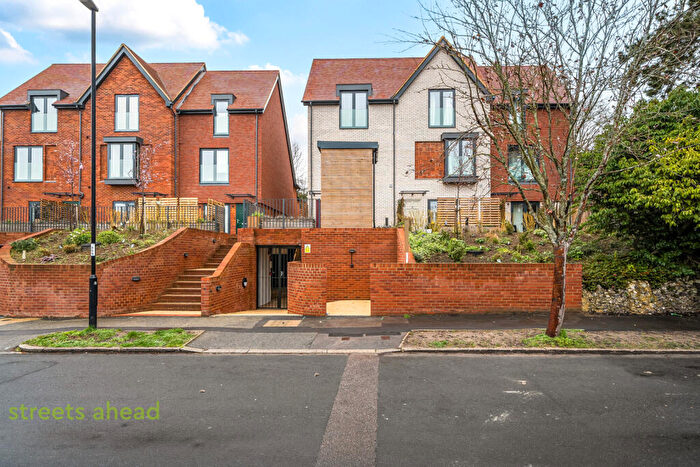 5 Bedroom End Of Terrace House To Rent In The Grove, Coulsdon, CR5