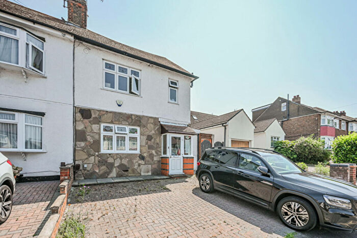 3 Bedroom Flat For Sale In Sewardstone Road, Chingford, London, E4