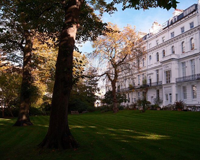 2 Bedroom Flat To Rent In Ladbroke Gardens, London, W11