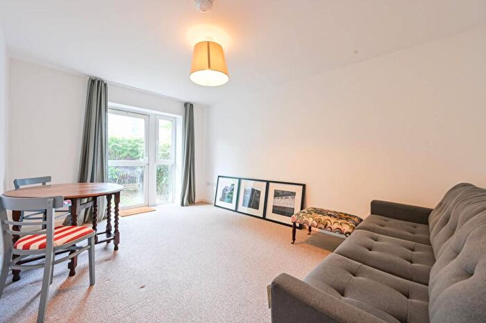 2 Bedroom Flat For Sale In Westferry Road, Isle Of Dogs, London, E14