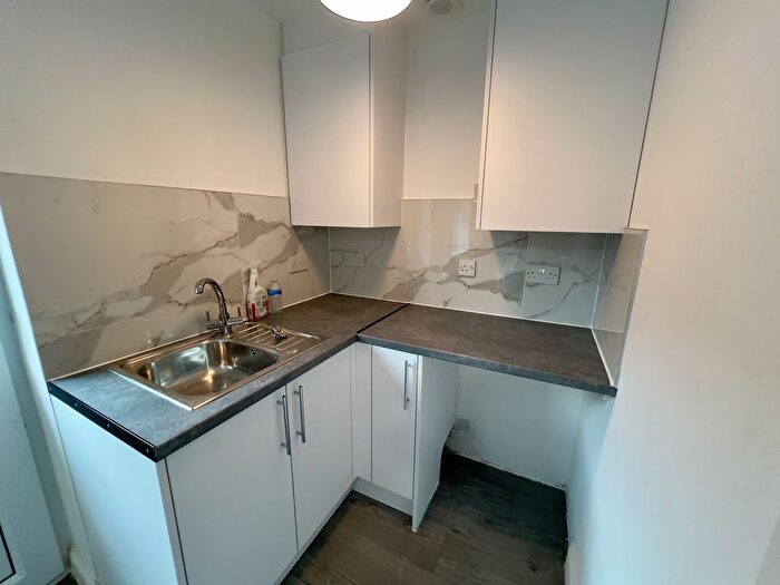 Terraced House To Rent In Rushdene Crescent, Northolt, UB5