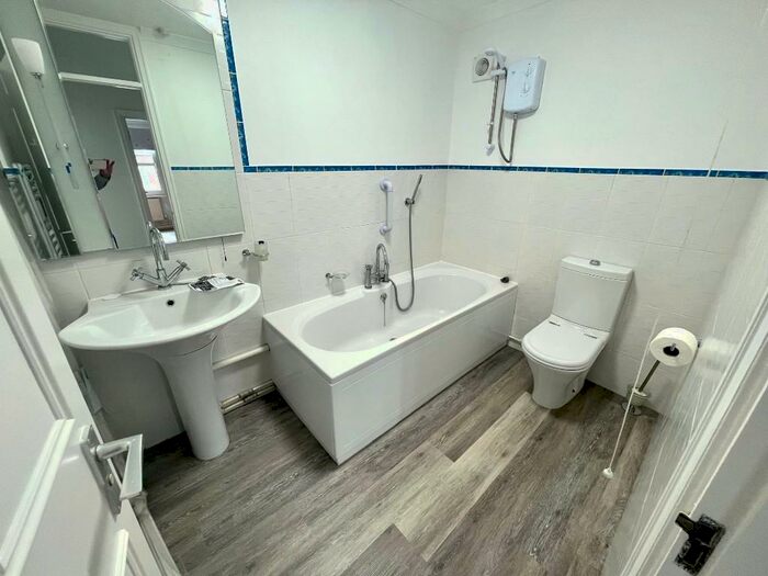 2 Bedroom Flat To Rent In Byron Road, Worthing, West Sussex, BN11