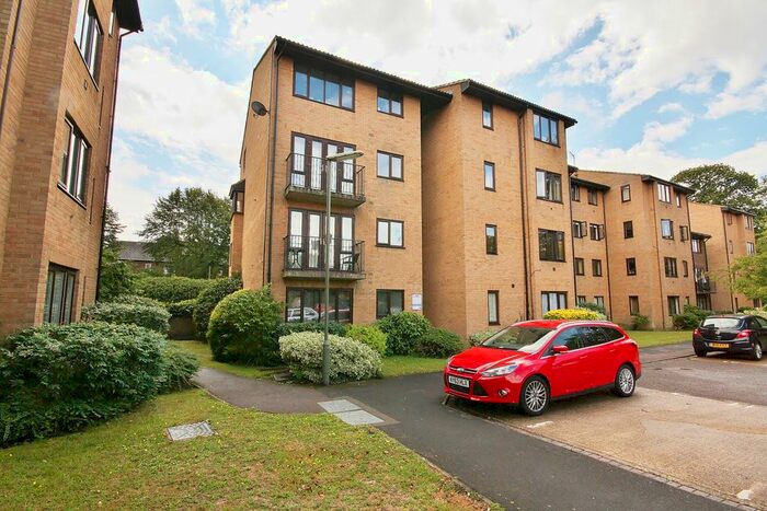 2 Bedroom Flat To Rent In The Rowans, Woking, Surrey, GU22