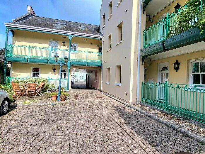 2 Bedroom Flat For Sale In Wimbledon Court, Tenby, SA70