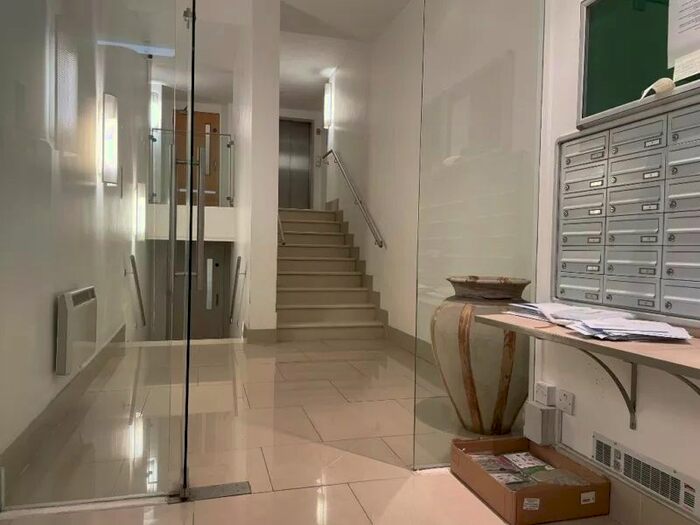 2 Bedroom Flat To Rent In Earls Crt Square, Earls Crt, SW5