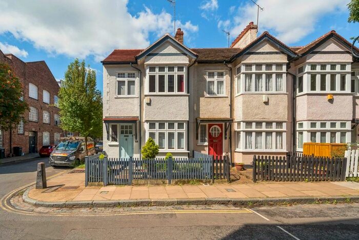 3 Bedroom Property To Rent In Leighton Place, London, NW5