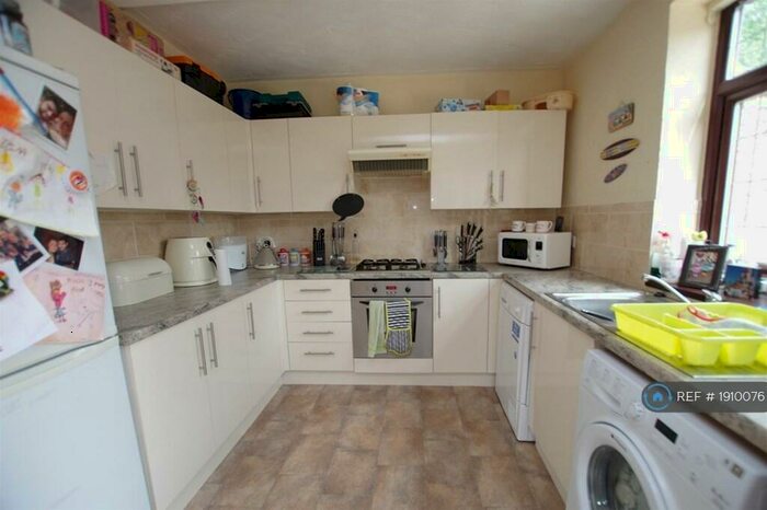 3 Bedroom Semi-Detached House To Rent In Albert Avenue, Bradford, BD10