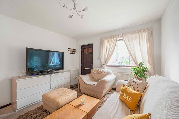 1 Bedroom Flat To Rent In Langford Road, Cockfosters, Barnet, EN4