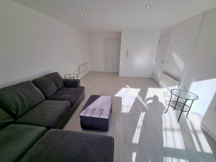 2 Bedroom Flat To Rent In Hornsey Road, Islington, London, N7