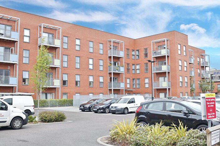 3 Bedroom Apartment To Rent In Portsmouth, Cross Street Part Furnished, PO1