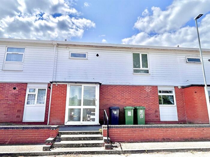 3 Bedroom Semi-Detached House To Rent In Himbleton Close, Redditch, B98