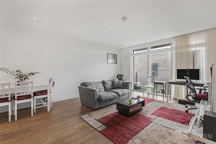 2 Bedroom Flat To Rent In Lamington Heights, Madeira Street, London, E14