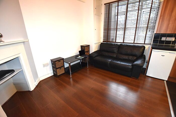 1 Bedroom Flat To Rent In White City Estate, London, W12