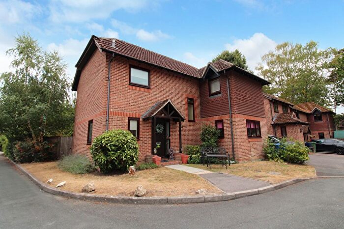 4 Bedroom Link Detached House For Sale In Moselle Close, Hampshire, GU14