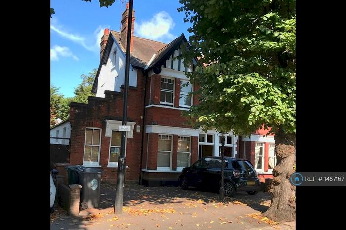 2 Bedroom Flat To Rent In The Avenue, Highams Park, E4