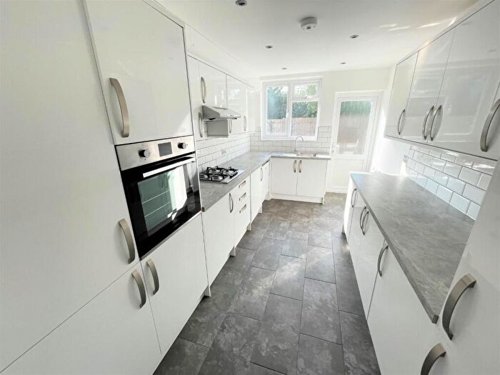 3 Bedroom Flat To Rent In Goodwyn Avenue, Mill Hill, NW7