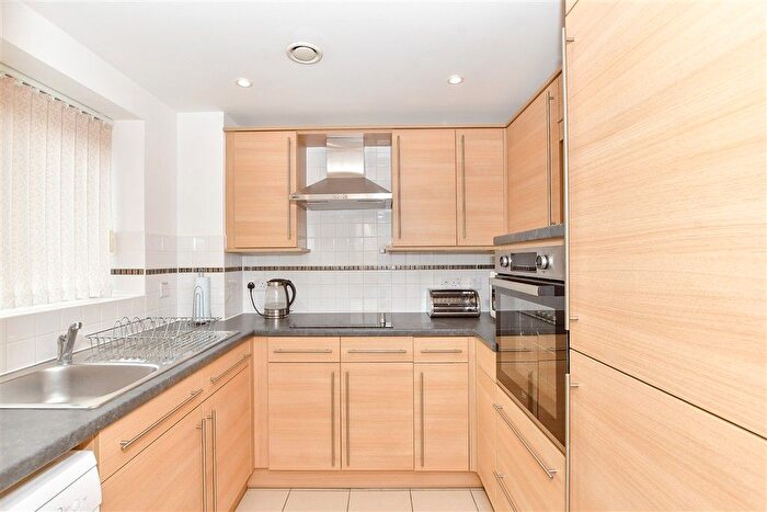2 Bedroom Flat For Sale In Beaconsfield Road, Waterlooville, Hampshire, PO7