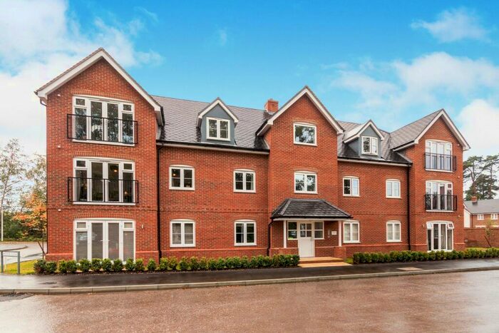 2 Bedroom Apartment To Rent In Dove Close, Crowthorne, RG45
