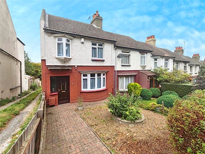 3 Bedroom End Of Terrace House For Sale In Maidstone Road, Chatham, Kent, ME4