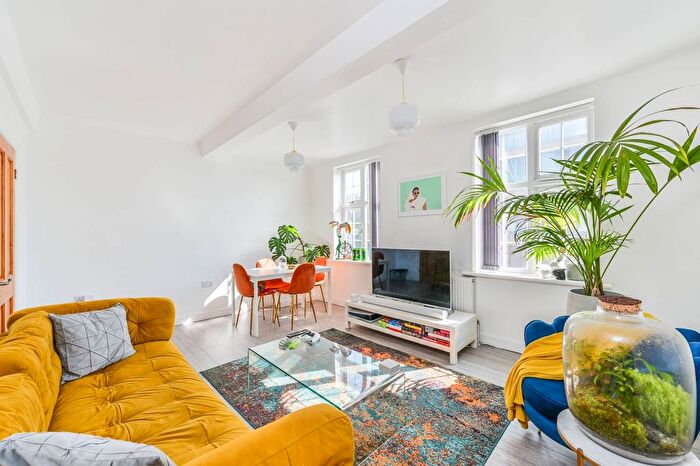 1 Bedroom Flat To Rent In Bolton Crescent, Oval, London, SE5