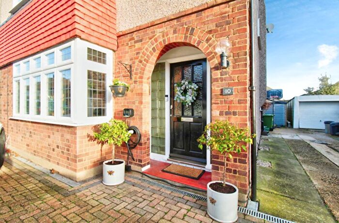 4 Bedroom Semi Detached House For Sale In Trent Avenue, Upminster, RM14