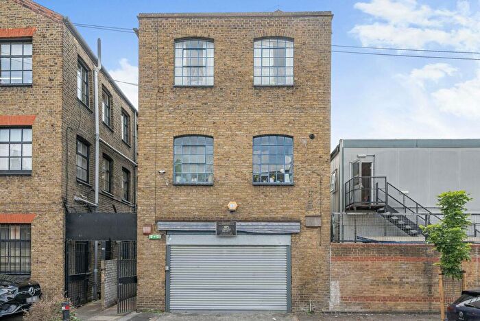 2 Bedroom Flat To Rent In Colworth Grove, Elephant And Castle, London, SE17