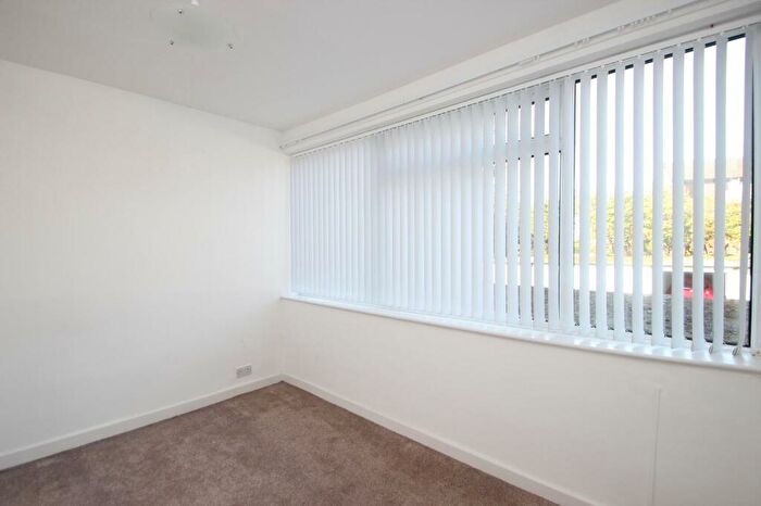 2 Bedroom Flat To Rent In Avondale Court, Leeds, West Yorkshire, Uk, LS17