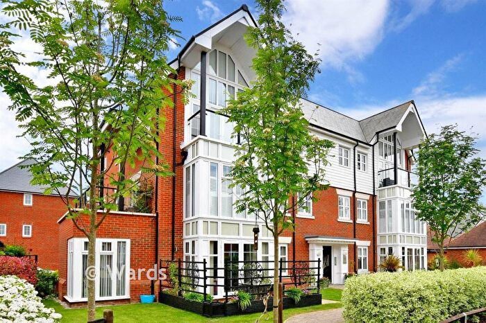 2 Bedroom Flat For Sale In Avion Gardens, Kings Hill, West Malling, Kent, ME19