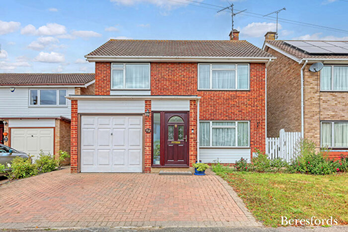 3 Bedroom Detached House For Sale In Plovers Mead, Wyatts Green, CM15