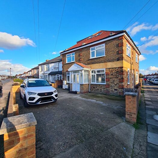 2 Bedroom Flat To Rent In Martindale Road, Hounslow, TW4