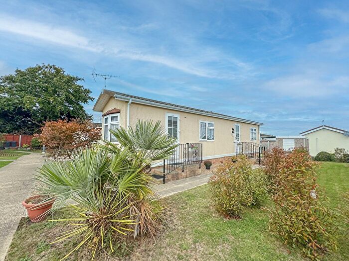 2 Bedroom Mobile/park Home For Sale In Tower Park, Hullbridge, SS5