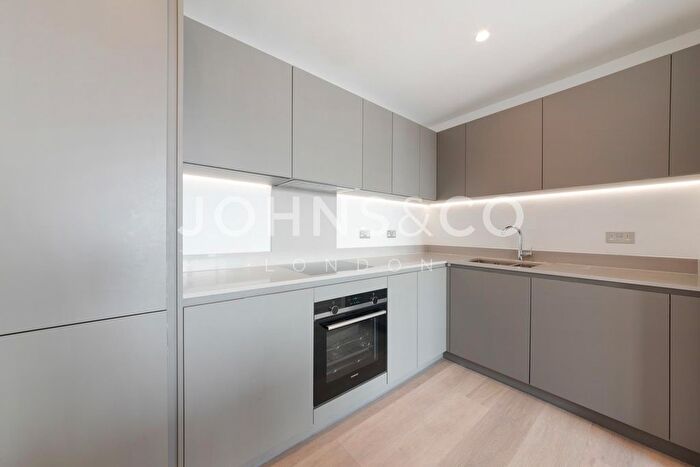 2 Bedroom Flat To Rent In Corn House, Stratford, London, E15