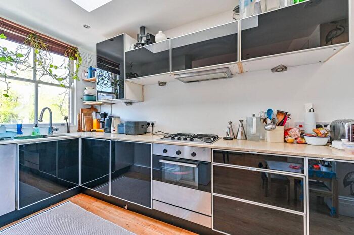 2 Bedroom Flat For Sale In Mildmay Park, Mildmay, London, N1
