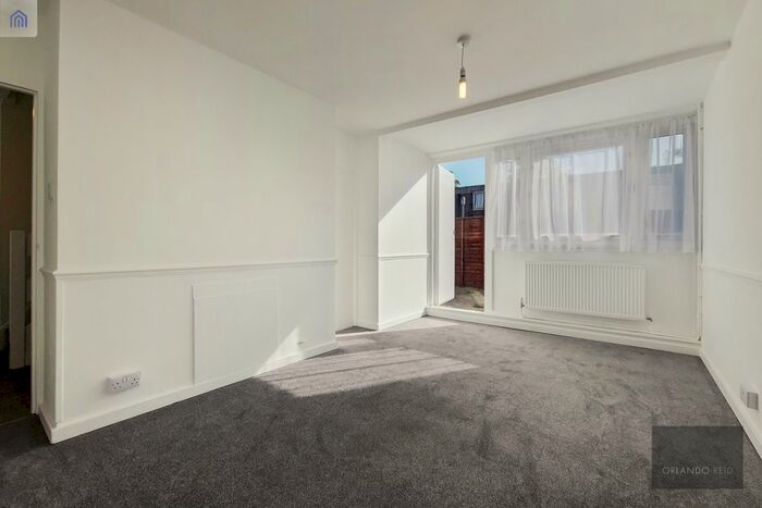 2 Bedroom Flat To Rent In Cottage Grove, London, SW9