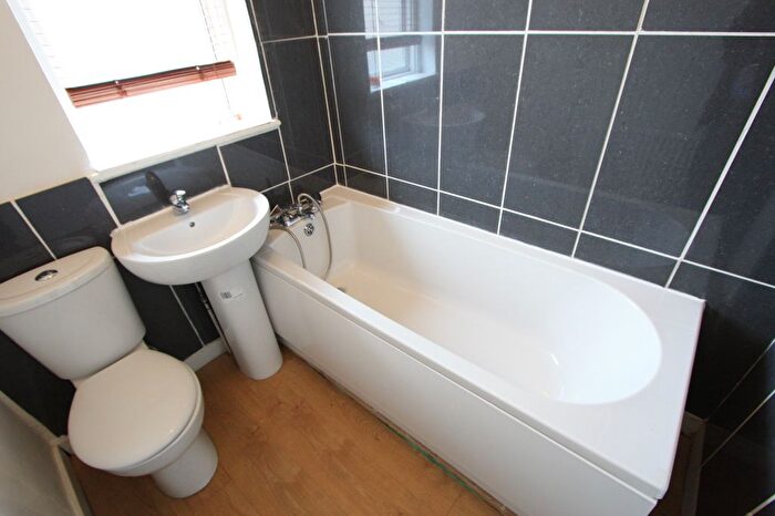 4 Bedroom Maisonette To Rent In Frimley Gardens, Mitcham, CR4