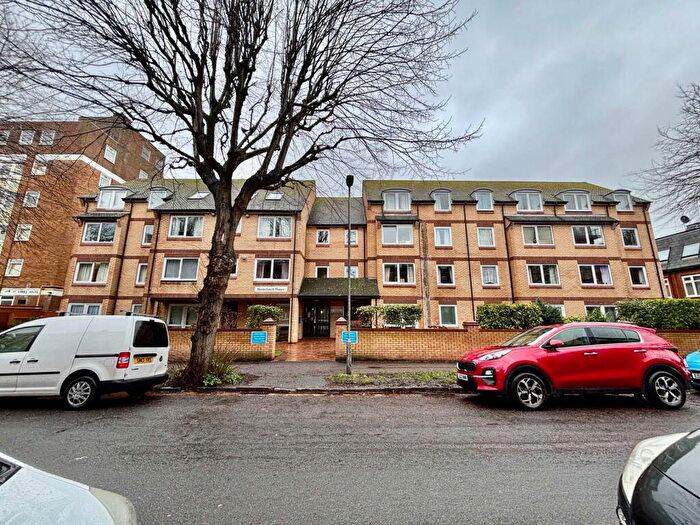 1 Bedroom Flat To Rent In Manager Assisted Ground Floor Apartment, St. Leonards Road, Eastbourne, BN21