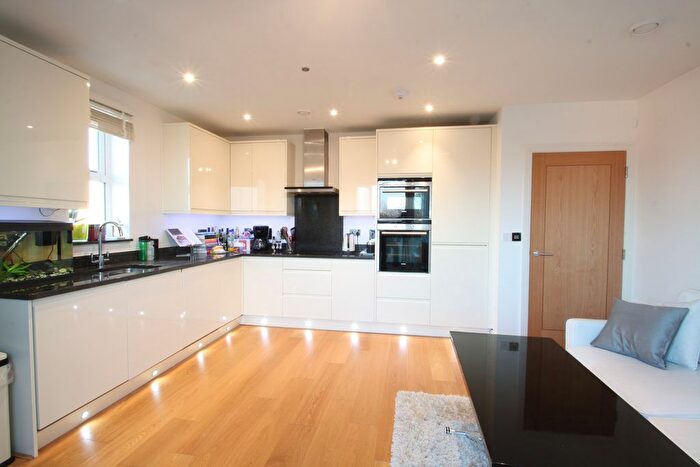 2 Bedroom Flat To Rent In Wadham Mews, London, SW14