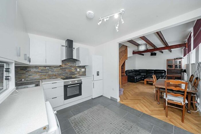 3 Bedroom Detached House To Rent In Dale Grove, London, N12