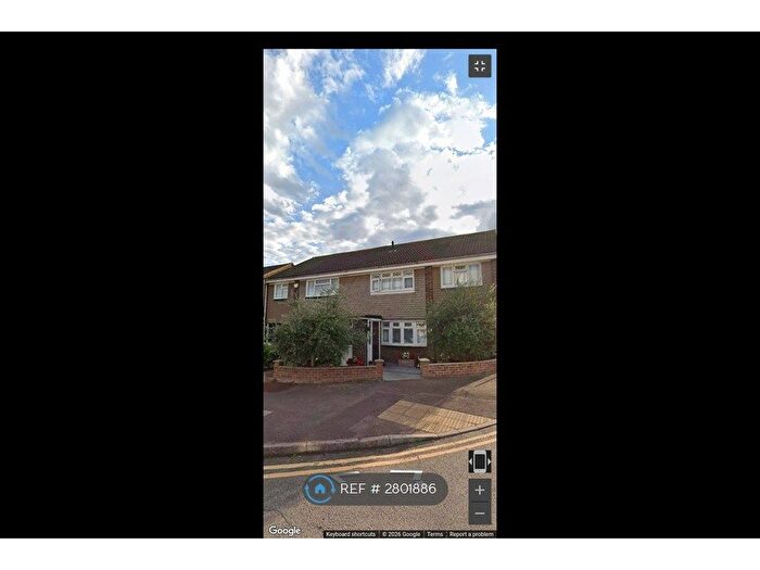 Studio To Rent In Padnall Road, Essex Romford, RM6