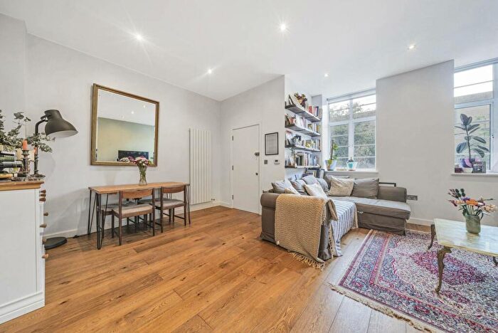 2 Bedroom Flat To Rent In Halesworth Court, Bow, London, E3