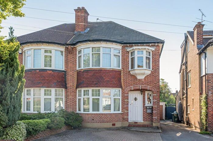 3 Bedroom Semi-Detached House For Sale In Lynton Mead, Totteridge, N20