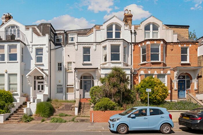 2 Bedroom Flat To Rent In Woodside, Wimbledon, SW19