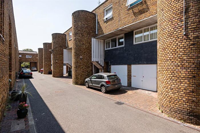 2 Bedroom Maisonette For Sale In Legion Close, Islington, N1